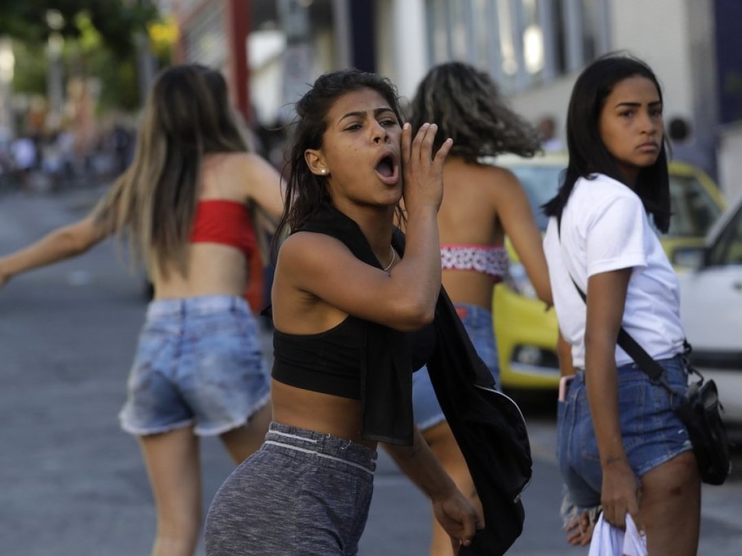 Des habitants protestent après une descente de police ayant eu lieu mardi dans la favela de Vila Cruzeiro à Rio de Janeiro.